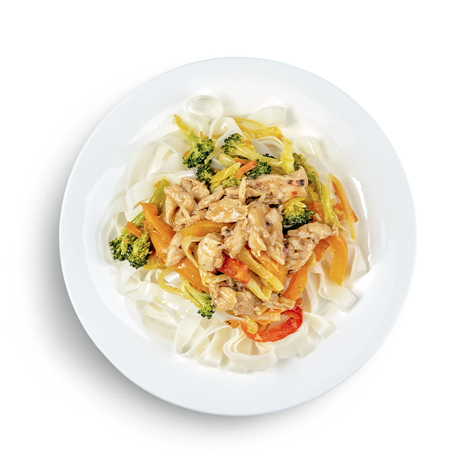 Рисовая лапша с цыпленком и овощами по-тайски
